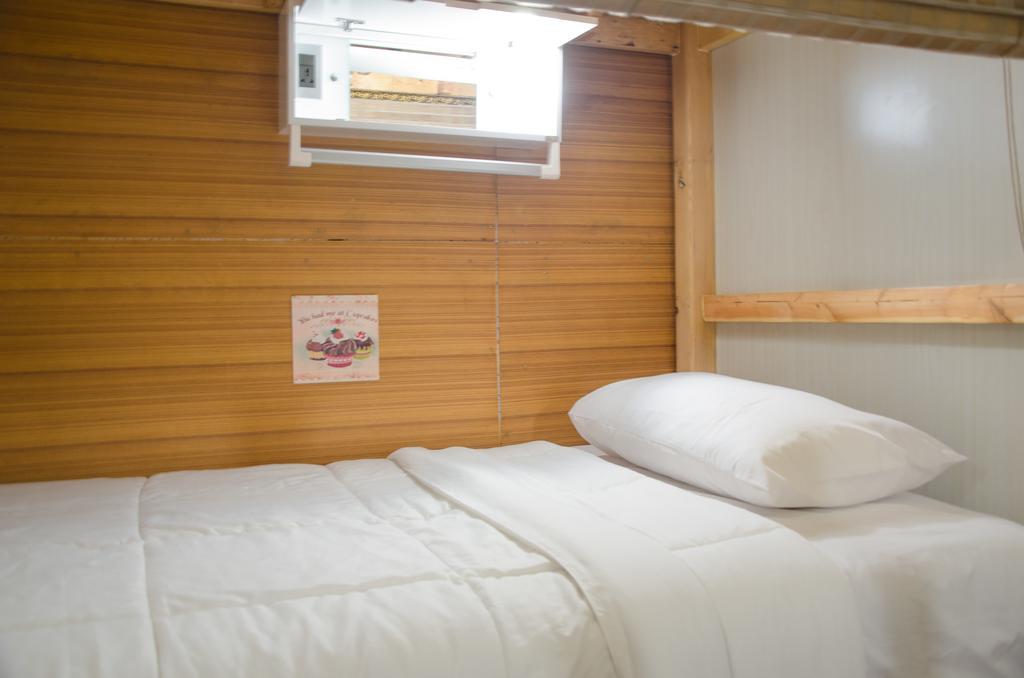Bed And Butler Hostel Bangkok Exterior photo