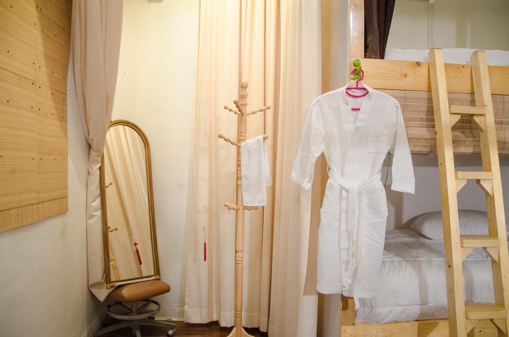 Bed And Butler Hostel Bangkok Exterior photo