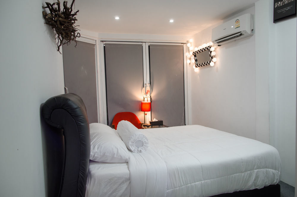 Bed And Butler Hostel Bangkok Exterior photo