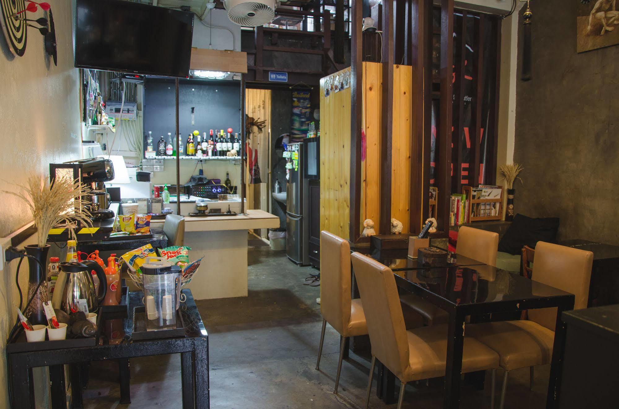 Bed And Butler Hostel Bangkok Exterior photo