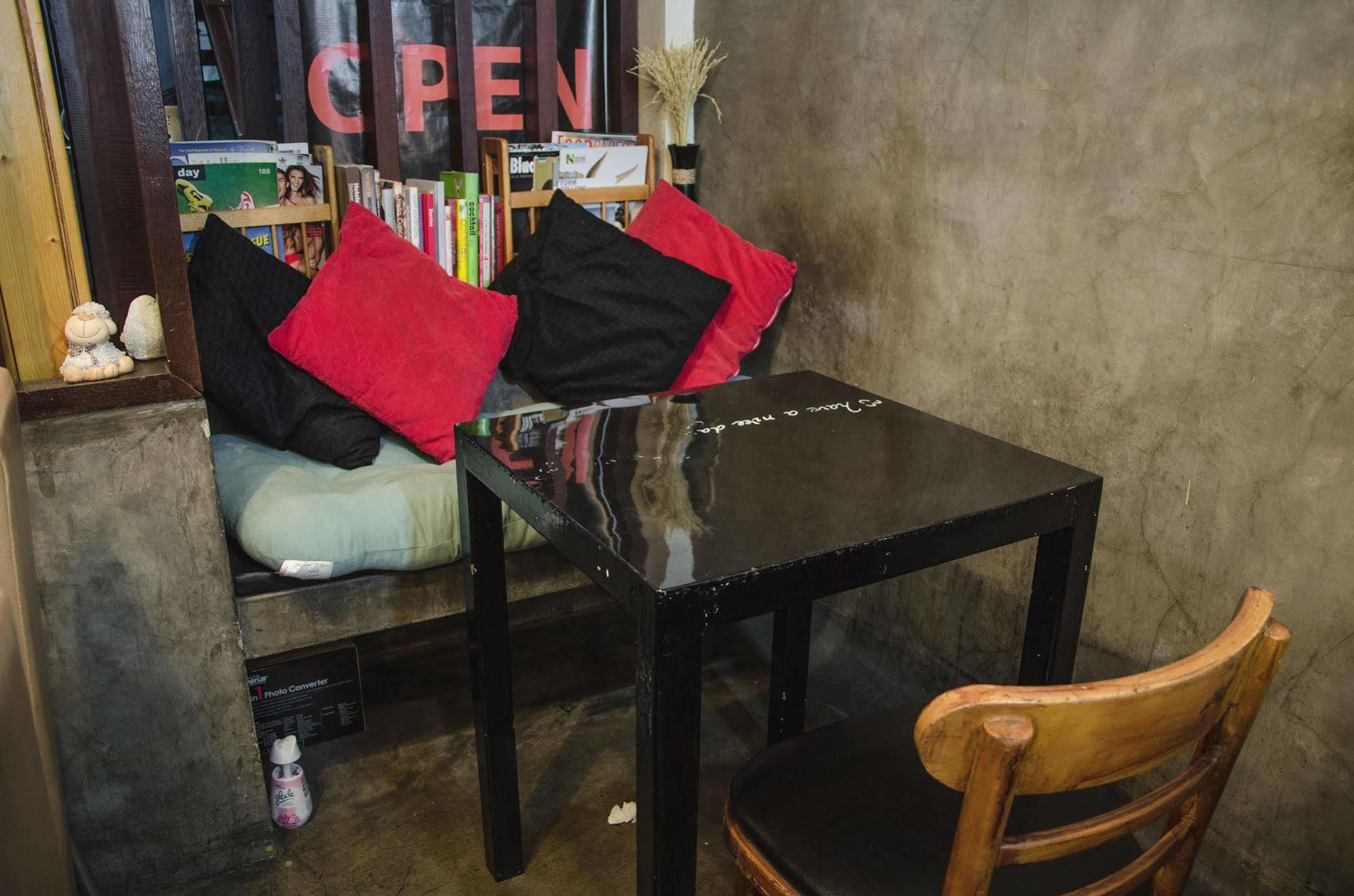 Bed And Butler Hostel Bangkok Exterior photo
