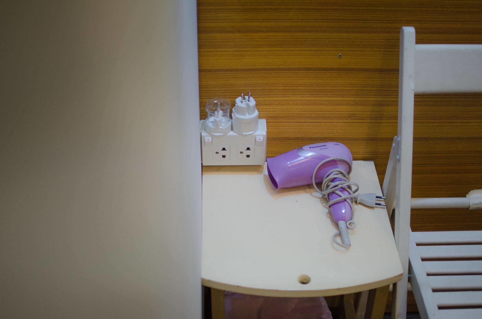 Bed And Butler Hostel Bangkok Exterior photo